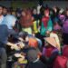 Sapa nelayan dan ibu-ibu pekerja pemilah ikan di Lamongan, Khofifah disambut heboh dan banyak yang meneriakkan lanjutkan dua periode