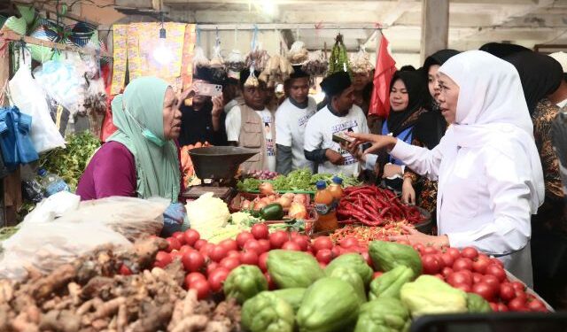 Bertemu pedagang tradisional Srimangunan Sampang, Khofifah dukung pertahankan pasar tradisional