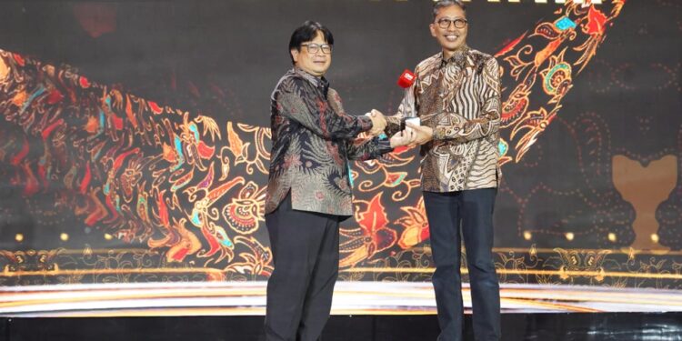 Dua penghargaan diraih Bank Jatim sekaligus, dalam CNN Awards 2024