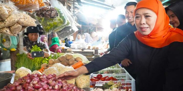 Khofifah bersama Cabup Tuban Halindra sapa pedagang dan masyarakat di pasar Tradisional Tuban