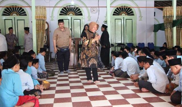 Diundang pesantren Mambaul Hikam Blitar, Risma tegaskan kesejahteraan guru pesantren dan santri