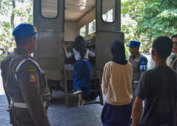 Pelajar bolos diantaranya perempuan, diamankan Satpol PP Surabaya