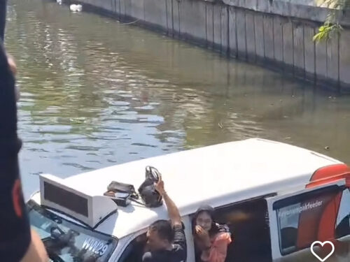 Hindari sepeda motor, feeder Wira Wiri tercebur sungai