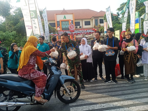 PPKMB 2024, Mahasiswa Baru UMAHA bagikan ratusan paket KETAN