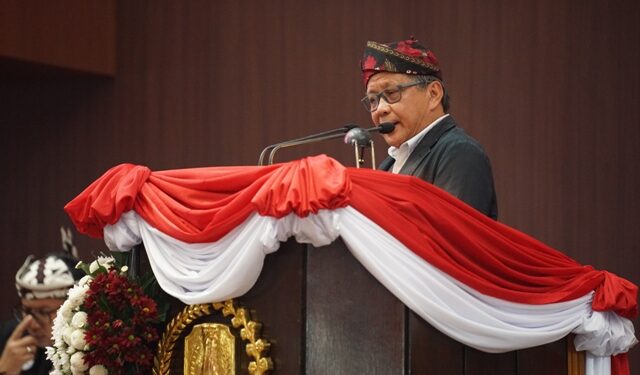 Berbicara di HUT ke- 79 Jatim, Rocky Gerung sebut persoalan di Jawa Timur harus terselesaikan oleh kinerja anggota DPRD Jawa Timur