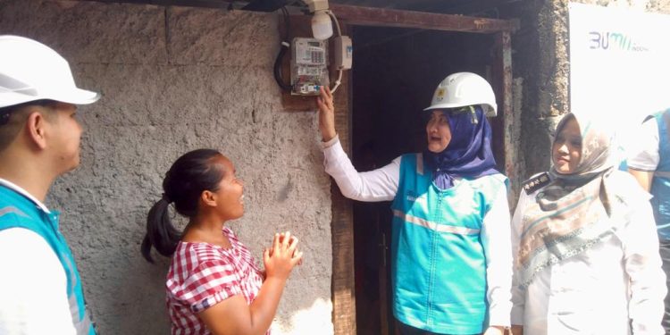 Sambut Hari Listrik Nasional ke-79, Program Donasi Insan PLN Bantu Terangi 3.725 Keluarga di Seluruh Indonesia
