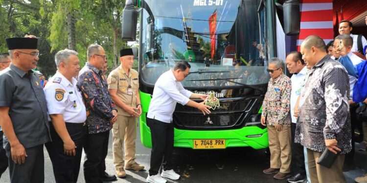 Wujudkan pemerataan transportasi umum di Jatim, Pj Gubernur Adhy Karyono launching bus Trans Jatim Koridor V