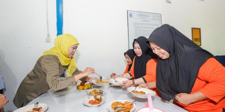 Menyatu dengan para pekerja, Khofifah makan siang bareng karyawan PT Kedawung