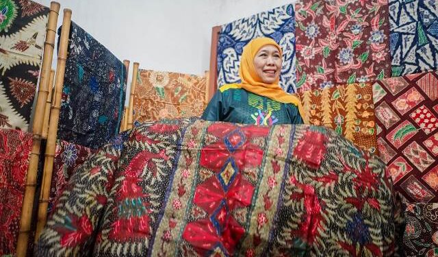 Peringatan Hari Batik Nasional 2024, Khofifah ajak masyarakat bangga berbatik