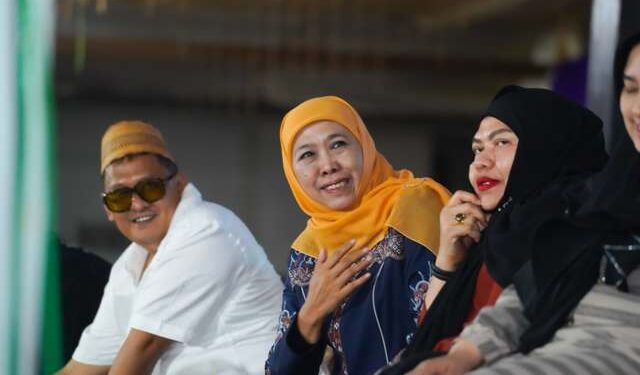 Bersama keluarga Syaichona Cholil, Khofifah ikut peluncuruan lagu Haji Her Mile Khofifah dan deklarasi Forbhinu