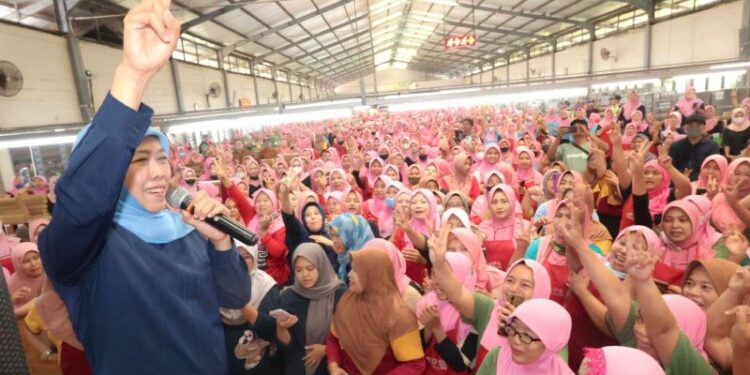 Khofifah tegaskan akan lindungi industri padat karya, Pekerja MPS Trowulan tegaskan akan pilih Gubernur yang full senyum