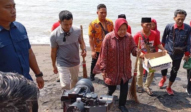 Lakukan bersih-bersih bibir pantai, Risma ajak warga menjaga kelestarian laut secara nyata di Probolinggo