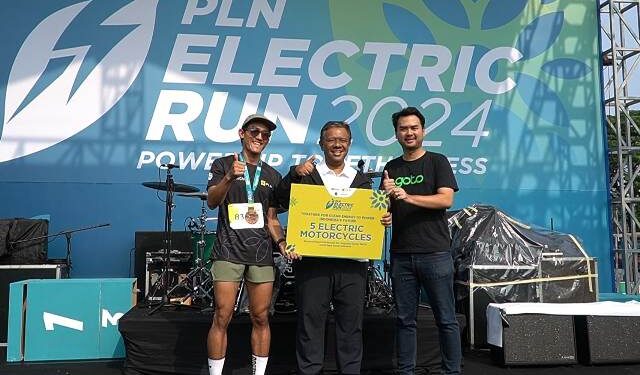 PLN Electric Run 2024: Lima Pengemudi Ojol Prasejahtera Menerima Motor Listrik sebagai Wujud Komitmen terhadap Lingkungan