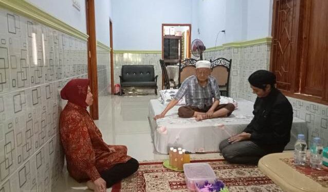 Risma dapat doa dan restu KH Chusini Ilyas untuk menjadi pemimpin yang mensejahterakan masyarakat Jatim