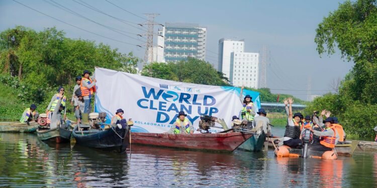 Revitalisasi Ekosistem Kali Wonokromo: SIER, PJT I, dan PSS Tebar 10.000 Benih Ikan dan Gelar Aksi Bersih Sungai