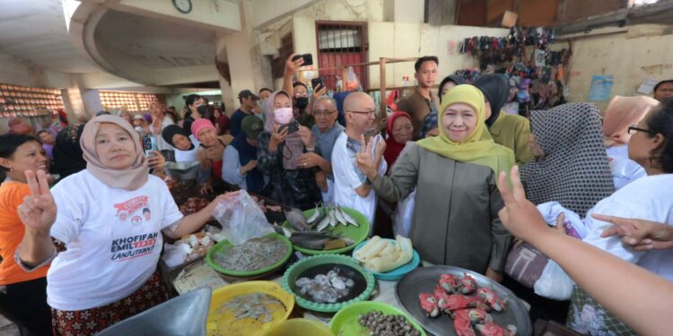 Kampanye di Pasar Kapasan, Khofifah Buka layanan pemeriksaan kesehatan gratis bagi pedagang