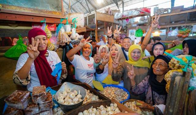 Sapa pedagang pasar, Khofifah dicurhati soal banjir di pasar Pabean