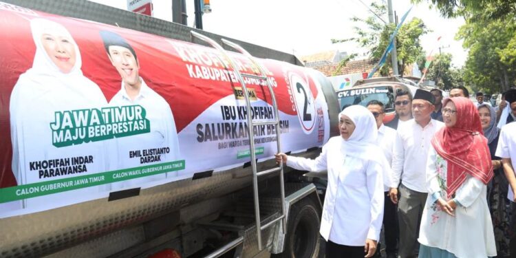 Resmikan posko pemenangan di Lumajang, Khofifah beri bantuam air bersih di lima desa yang alami kekeringan