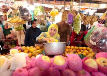 Blusukan ke pasar Sepanjang Khofifah apresiasi buah buah lokal Jatim berkualitas premium dijual disitu