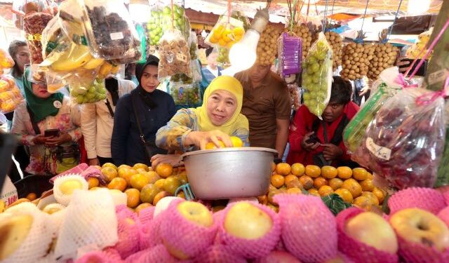 Blusukan ke pasar Sepanjang Khofifah apresiasi buah buah lokal Jatim berkualitas premium dijual disitu