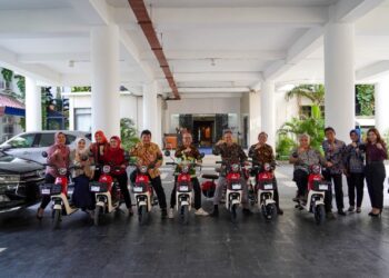 Atasi Permasalahan Emisi Gas Berlebihan, Bank Jatim Berikan 50 Unit Sepeda Listrik Ke Unair