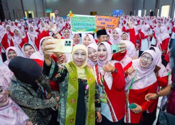 Khofifah ajak Guru RA tetap ajarkan generasi Alfa menulis ditengah gempuran teknologi digital dan AI