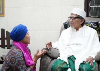 Silaturahmi di Ponpes Al-Qodiri, Luluk disambut hangat KH Muzaki, Kyai meneteskan air mata haru