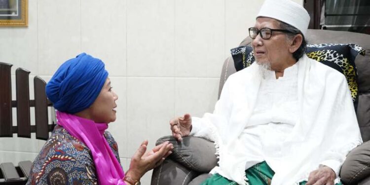 Silaturahmi di Ponpes Al-Qodiri, Luluk disambut hangat KH Muzaki, Kyai meneteskan air mata haru