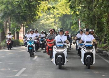 PLN UID Jatim Gelar Konvoi Motor Listrik Bersama Pemprov Jatim di Hari Listrik Nasional ke-79 untuk Dukung Target Net Zero Emissions 2060