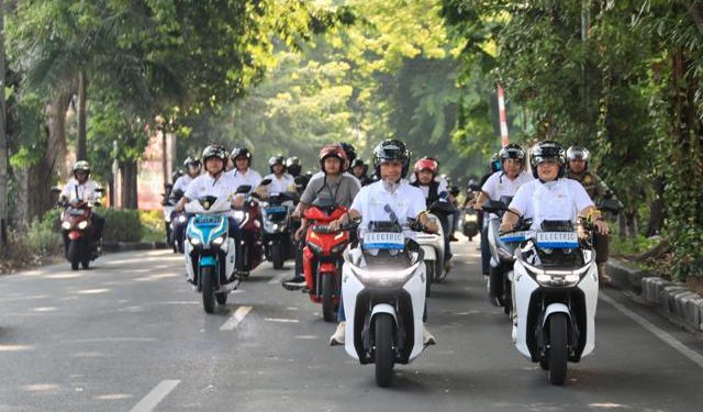 PLN UID Jatim Gelar Konvoi Motor Listrik Bersama Pemprov Jatim di Hari Listrik Nasional ke-79 untuk Dukung Target Net Zero Emissions 2060