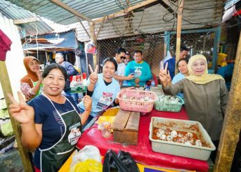 Blusukan dan Sapa Pedagang Pasar Blimbing, Khofifah di Doakan menang di Pilgub Jatim