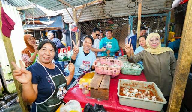 Blusukan dan Sapa Pedagang Pasar Blimbing, Khofifah di Doakan menang di Pilgub Jatim
