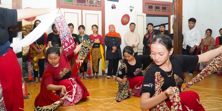 Datangi sanggar kesenian Langgeng Kusumo, Khofifah apresiasi pelestarian reog yang dilakukan