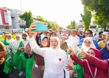 Berangkatkan Peserta Jalan Sehat Hari Santri di Madiun, Khofifah disambut pekikan “Lanjutkan”