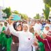 Berangkatkan Peserta Jalan Sehat Hari Santri di Madiun, Khofifah disambut pekikan “Lanjutkan”