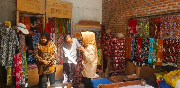 Dukung UMKM Batik, Risma dorong kreativitas dan ekonomi lokal Blitar