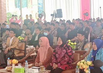 Risma Nangis Saat Mengapresiasi Komitmen Pesantren Shiddiqiyah Bangun Rumah Untuk Warga Miskin