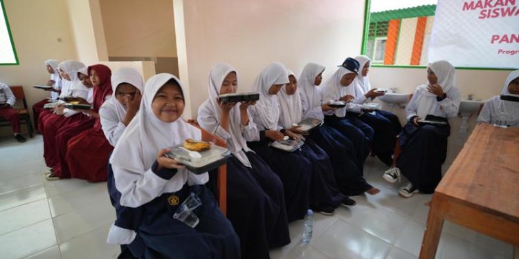 Dukung Program Pemerintah, Anak Usaha MDKA Bagikan Makanan Bergizi dan Renovasi Sarana Pendidikan serta Kesehatan di Pohuwato