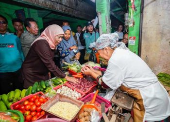 Elektabilitas Unggul di Survey LSI Denny JA, Khofifah Tetap Blusukan di Pasar Wadung Asri