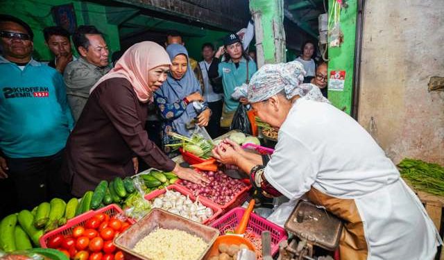 Elektabilitas Unggul di Survey LSI Denny JA, Khofifah Tetap Blusukan di Pasar Wadung Asri