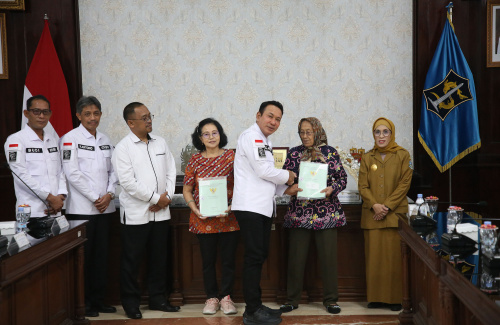 39 Pemakai Tanah Surat Ijo Surabaya Terima Sertifikat HGB, Pjs Wali Kota Restu: Momentum Penting