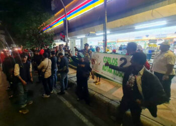 Pendukung kotak kosong muncul di sekitar arena Debat Publik Pilkada Surabaya
