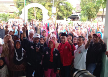 One voice: Semangat warga Medokan Ayu menangkan Risma-Gus Hans dan Eri-Armuji