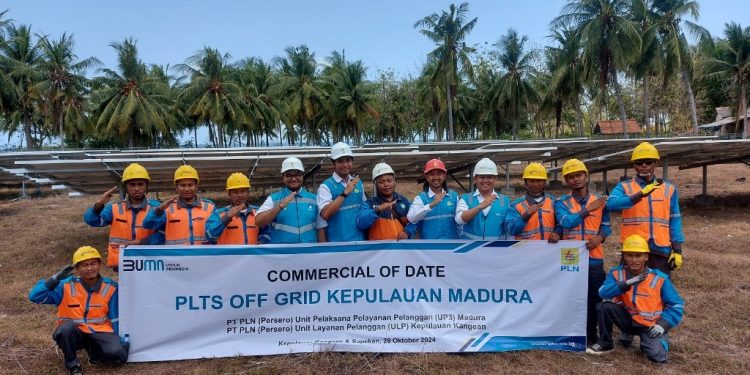 Kado Sumpah Pemuda dan Hari Listrik Nasional ke-79, Warga Pulau Terluar Madura Kini Nikmati Akses Listrik dari PLTS