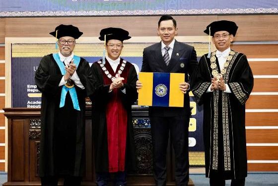AHY dinyatakan lulus dengan predikat Cum Laude program Doktor di Unair