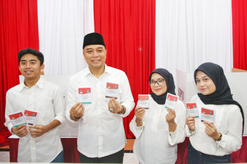 Eri Cahyadi nyoblos di TPS 04 Karah bersama istri dan 2 anaknya
