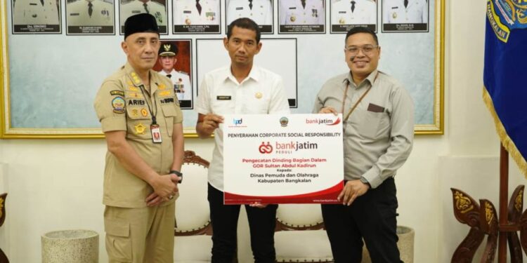 Bank Jatim serahkan CSR pada Pemkab Bangkalan