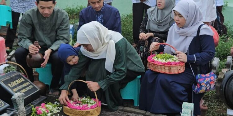 Anggota DPD RI yang juga keponakan Khofifah ini yakin Khofifah-Emil menangkan Pilgub Jatim