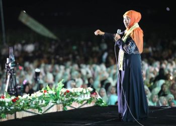 Di hadapan puluhan ribu masyarakat, Kiai Mutawakkil Genggong sebut Khofifah Gubernur Idola