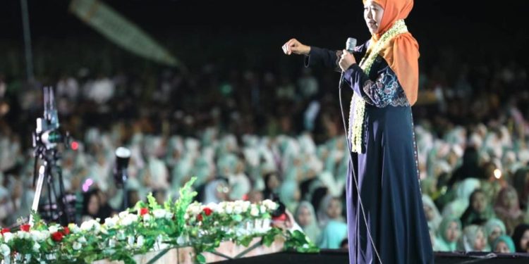 Di hadapan puluhan ribu masyarakat, Kiai Mutawakkil Genggong sebut Khofifah Gubernur Idola